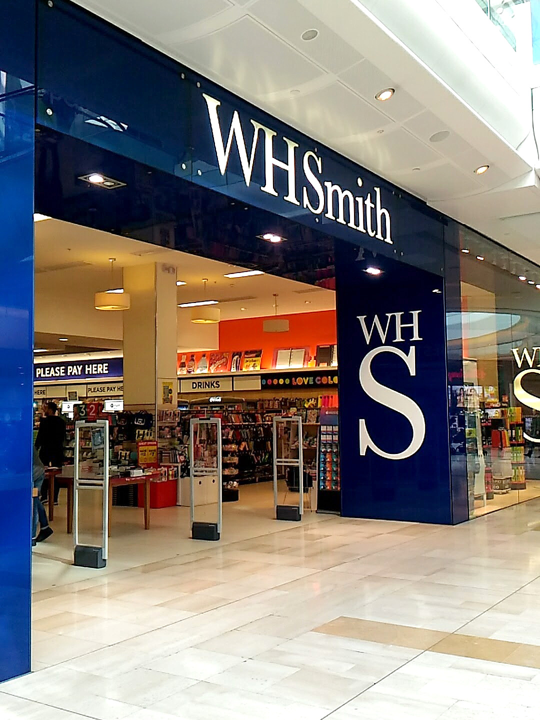 Westfield London は、ロンドン最大のショッピングセンターです！ 比較的大きな WHSmith があります